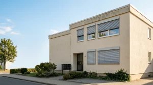 Außenliegender Sonnenschutz: Raffstore-Lamellen an Altbau-Fenstern in halbgeöffneter Position